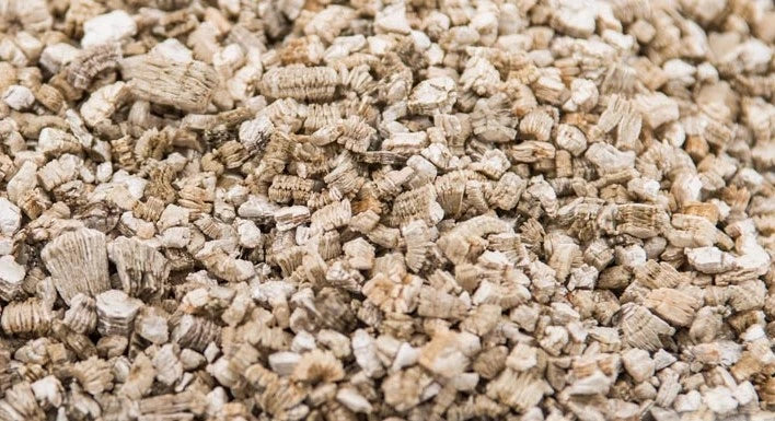 Vermikulit – minerální přísada do substrátu pro pokojové rostliny